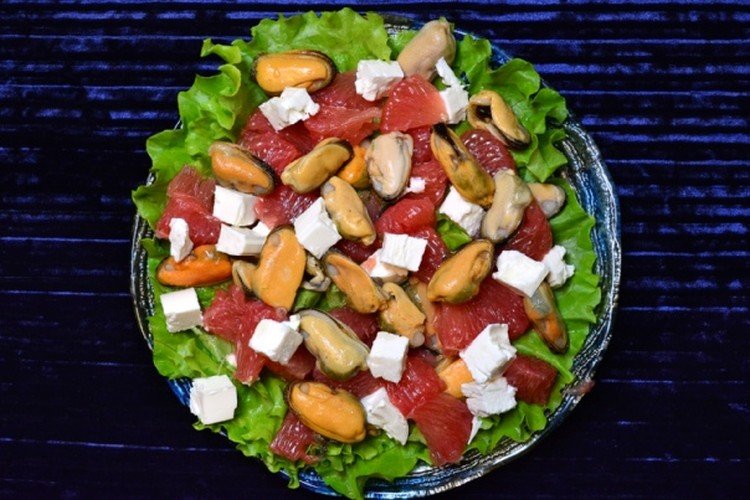 Salat mit Muscheln, Grapefruit und Feta