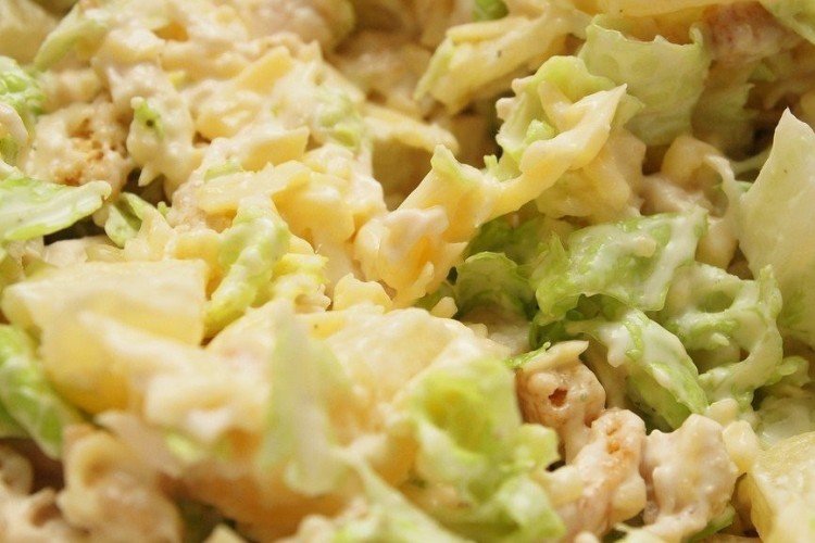 Salat aus gebratenen Muscheln, Chinakohl und Ananas