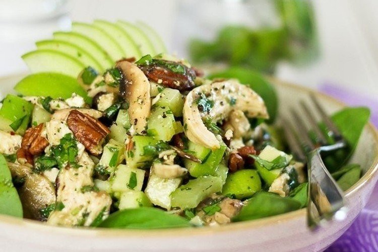 Salat mit Muscheln, Sellerie und Äpfeln