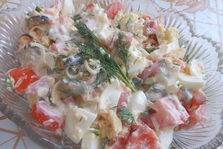 Salat aus marinierten Muscheln mit Eiern und Tomaten
