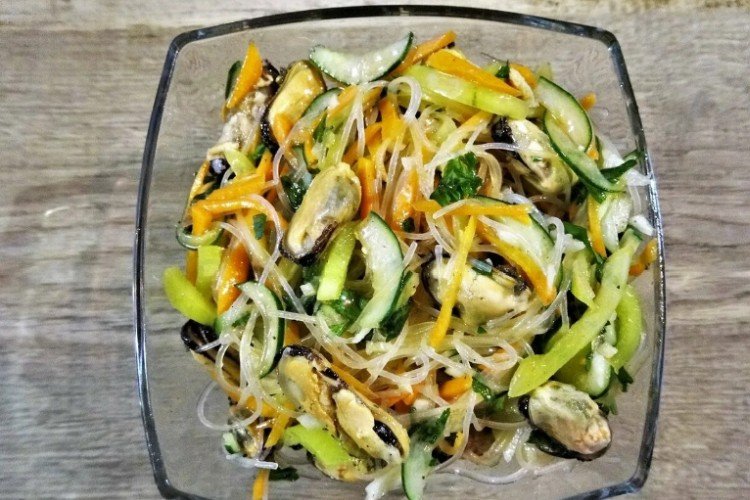 Salat mit Muscheln, Glasnudeln und frischem Gemüse