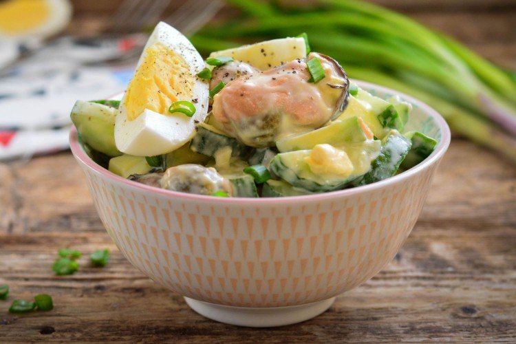Kartoffelsalat mit Muscheln und frischem Gemüse