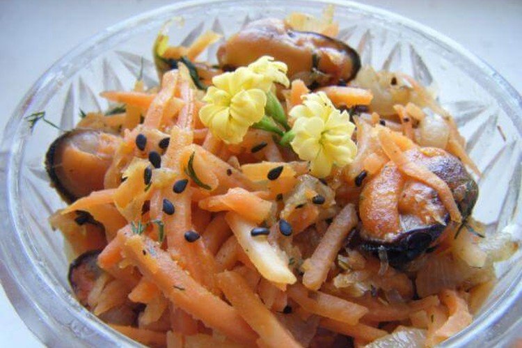 Salat aus Muscheln, koreanischen Karotten und Kartoffeln
