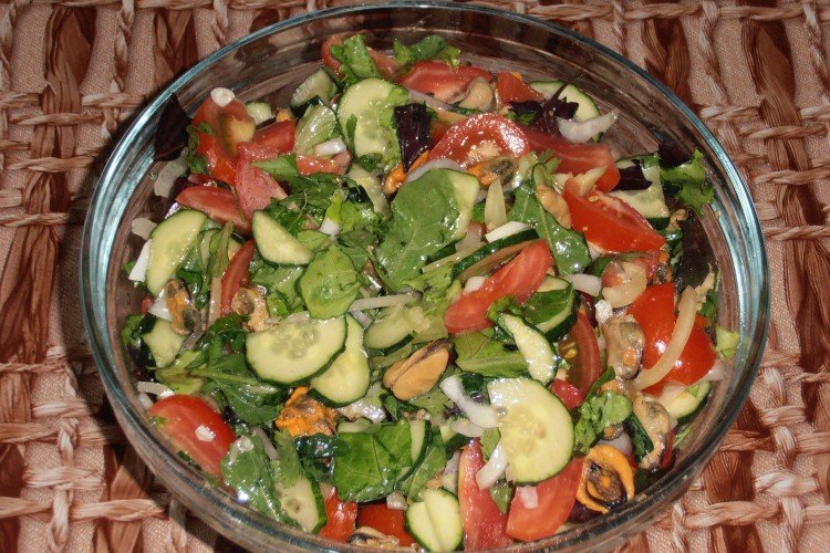 Salat mit Muscheln, Gemüse und Kräutern