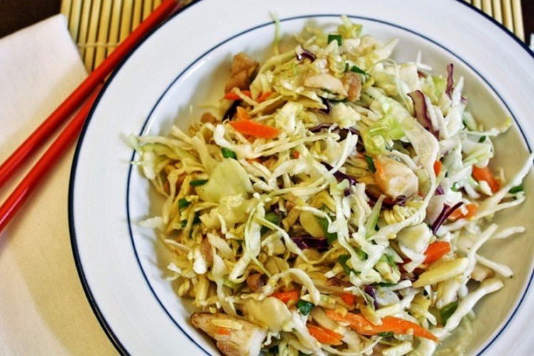 Frischer Salat aus Chinakohl, Kräutern und marinierten Muscheln