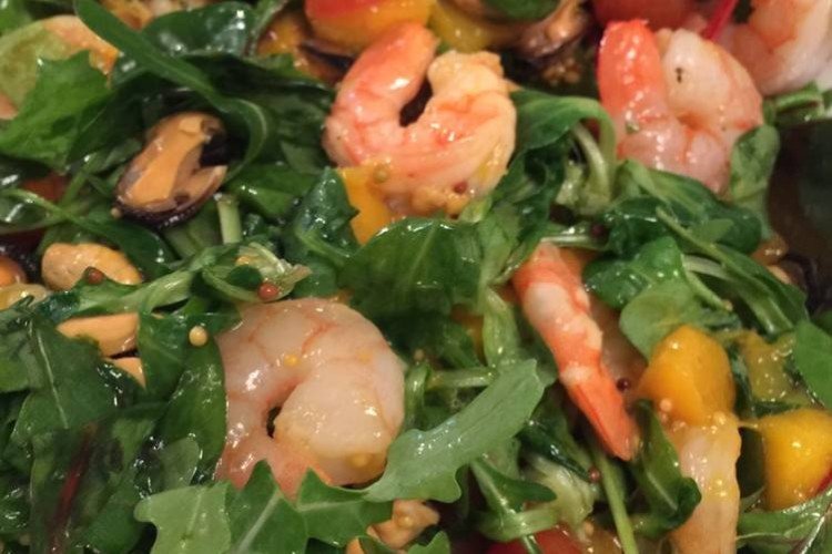 Salat mit Muscheln, Garnelen, Rucola und Orangen
