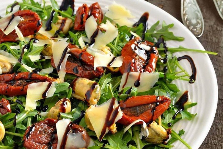 Salat mit Muscheln, getrockneten Tomaten und Kräutern