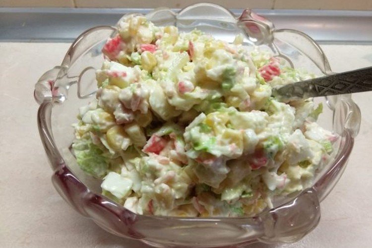 Salat mit Krabbenfleisch, Eiern und Chinakohl