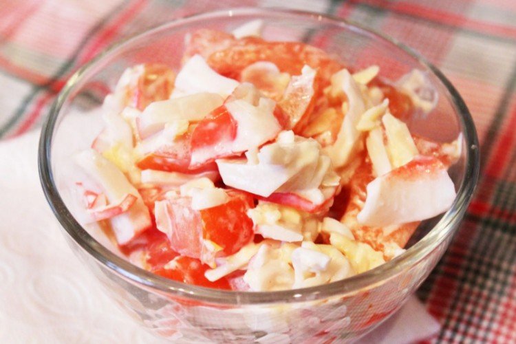 Salat aus Krabbenfleisch, Schmelzkäse, Oliven und Gemüse