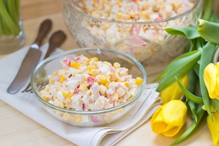 Salat mit Krabbenfleisch, Reis, Ananas und Mais