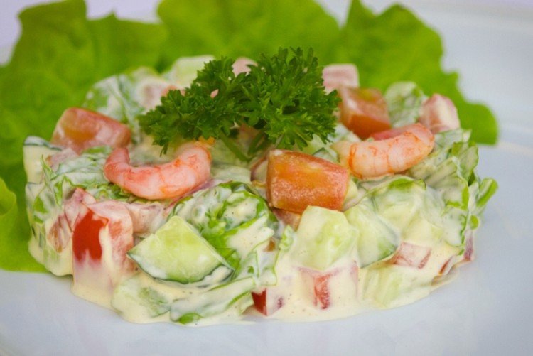 Salat mit Garnelen, Krabbenfleisch und Gurken