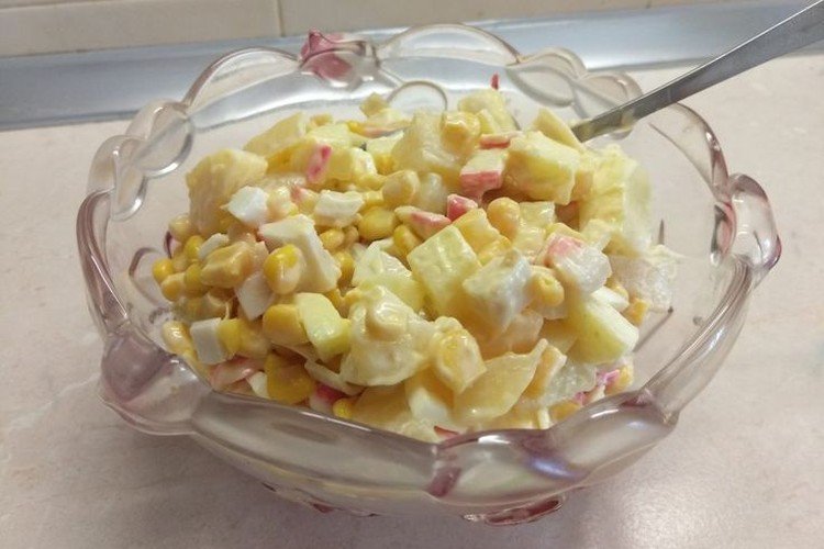 Salat mit Krabbenfleisch, Eiern und Apfel