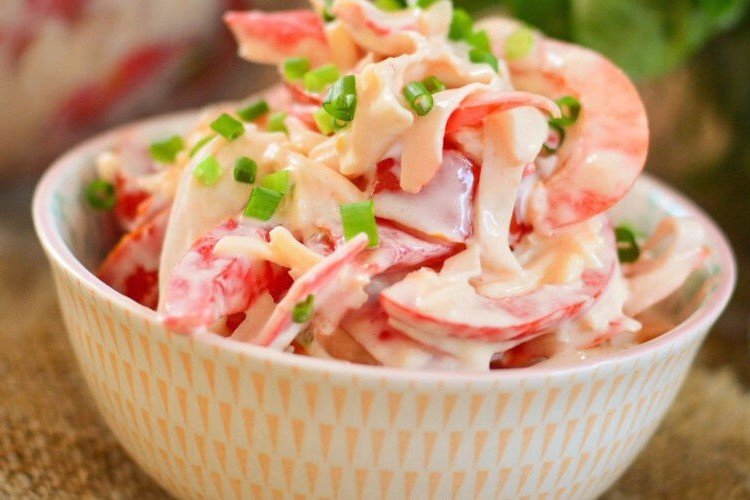 Einfacher Salat aus Krabbenfleisch und Tomaten