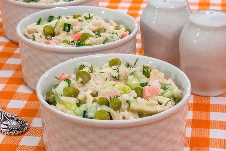 Salat mit Krabbenfleisch, Eiern, Gewürzgurken und grünen Erbsen