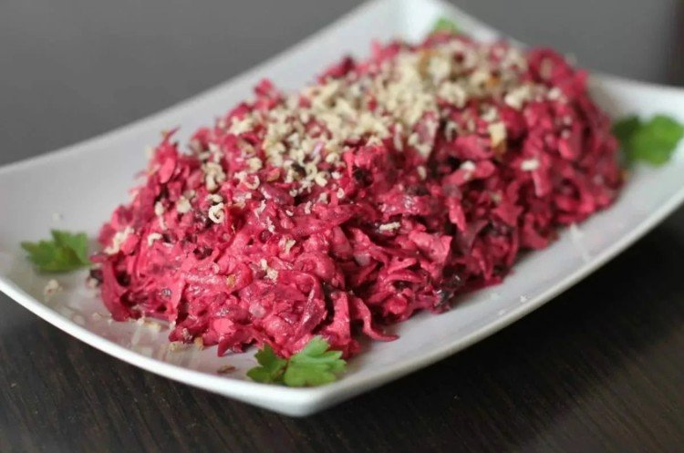 Salat mit Roter Bete, Krabbenfleisch und Käse