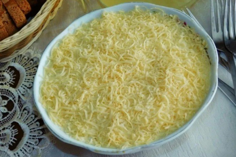 Schichtsalat mit Krabbenfleisch, Roter Bete, Käse und Eiern