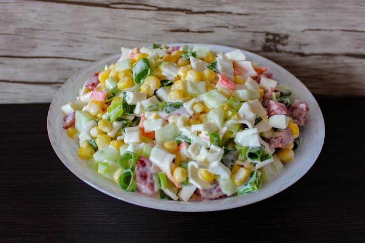 Salat mit Wurst, Krabbenfleisch, Mais und Gurken