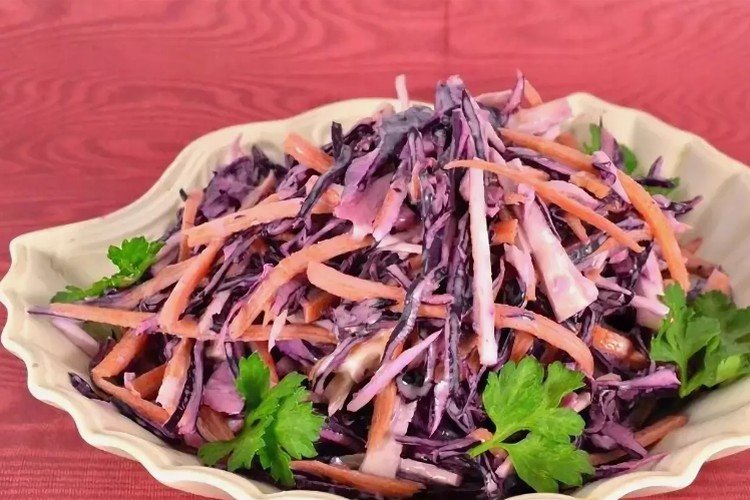 Salat aus Rotkohl mit Krabbenfleisch und Karotten