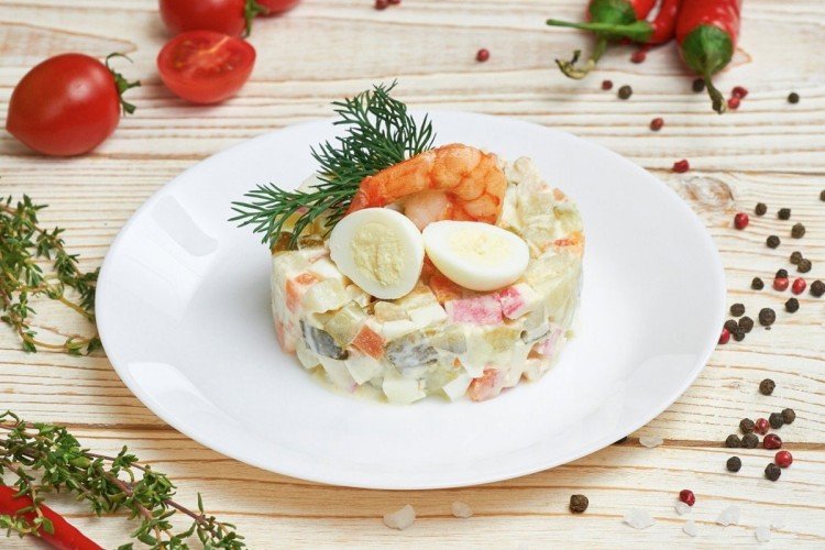 Salat aus Kartoffeln, Gewürzgurken und Krabbenfleisch