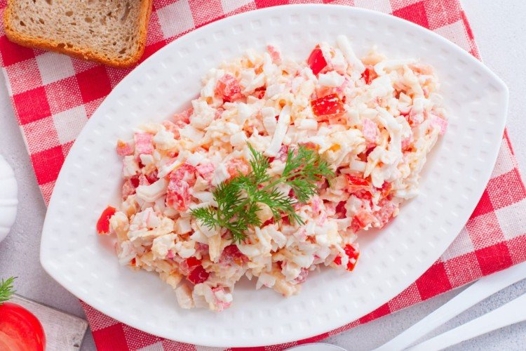 Salat mit Krabbenfleisch, Käse, Tomaten und Eiern