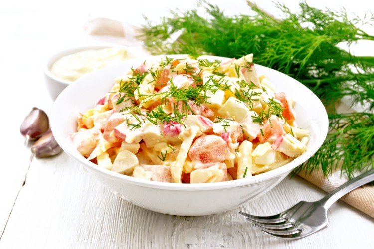 Salat mit Krabbenfleisch, Mais und Croutons