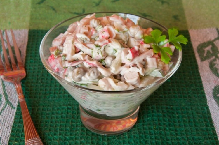 Salat mit Krabbenfleisch, eingelegten Pilzen, Eiern und Zwiebeln