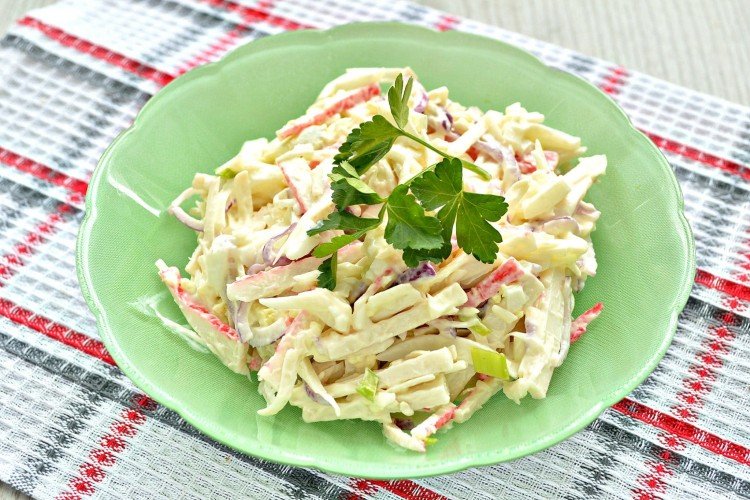 Salat mit Krabbenfleisch, Eiern und Wurstkäse