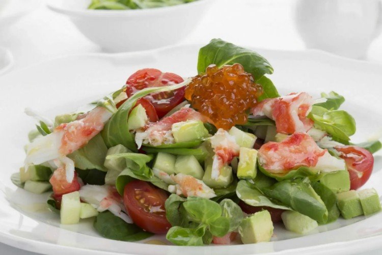 Frischer Salat aus Avocado, Krabbenfleisch und Gemüse
