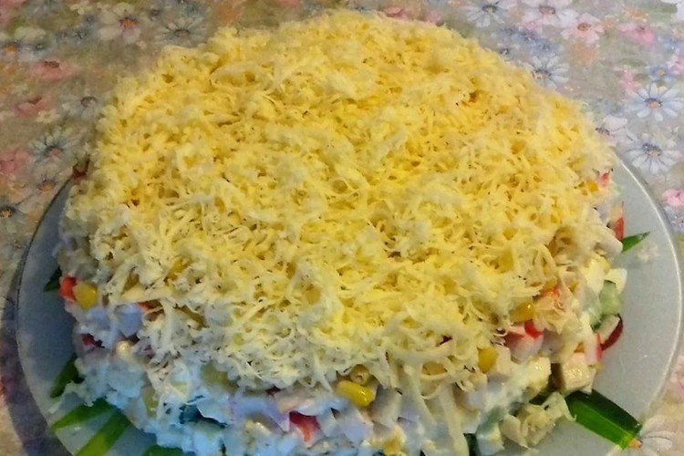 Schichtsalat mit Krabbenfleisch, Mais, Käse und Eiern