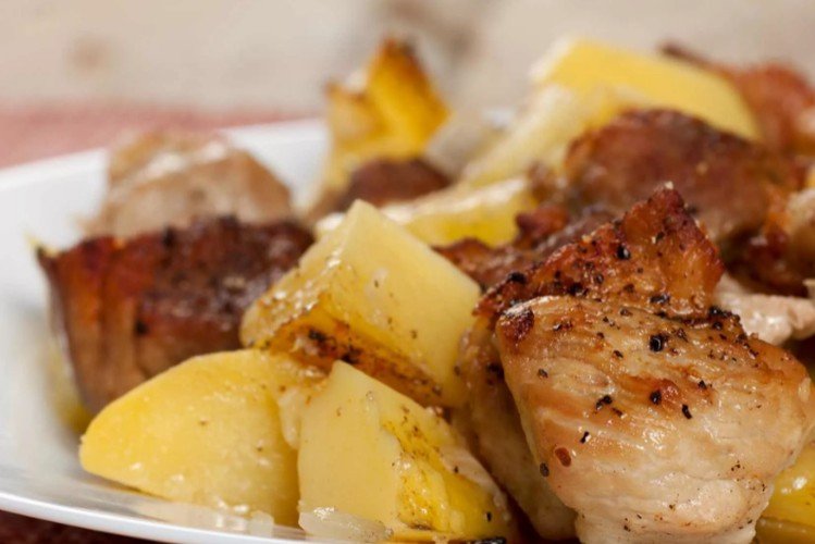 Simple Recipe for Meat with Potatoes in the Oven