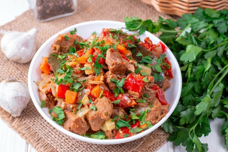 Meat with Bell Pepper and Tomatoes in the Oven