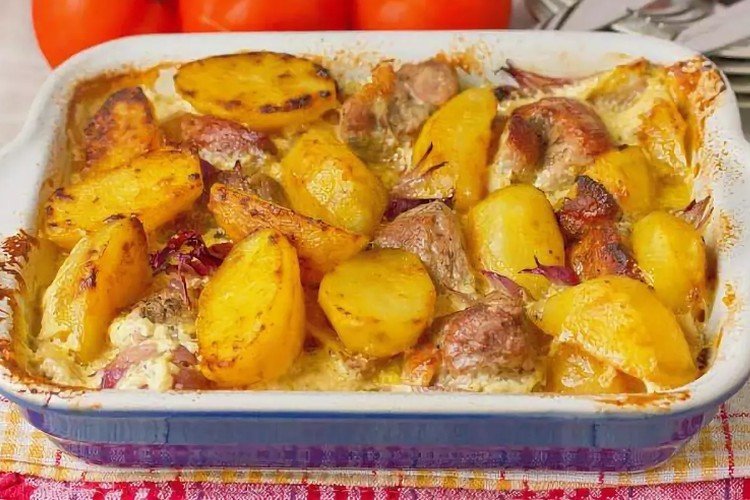 Meat with Potatoes and Onions in the Oven