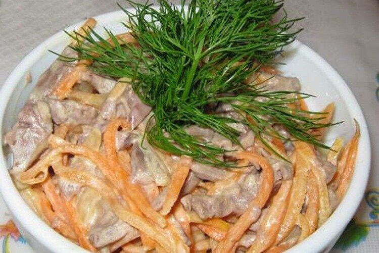 Salat mit koreanischen Karotten, Eiern und Schweineherz