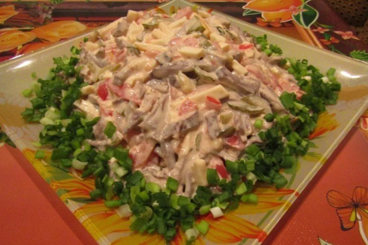 Salat aus Schweineherz mit Käse und frischem Gemüse