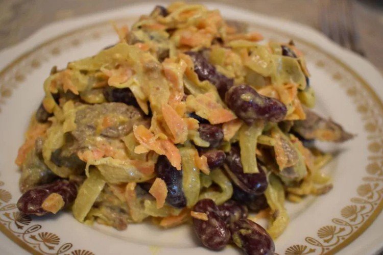Fleischsalat aus Rindfleisch, Schweineherz und roten Bohnen