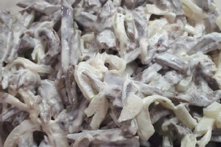 Salat aus Schweineherz, Mais und marinierten Zwiebeln