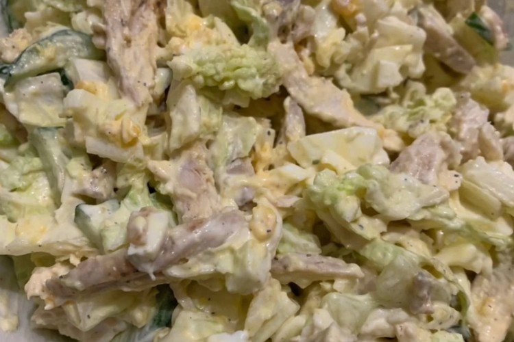 Sättigender Salat mit Eiern, Chinakohl und Schweineherz