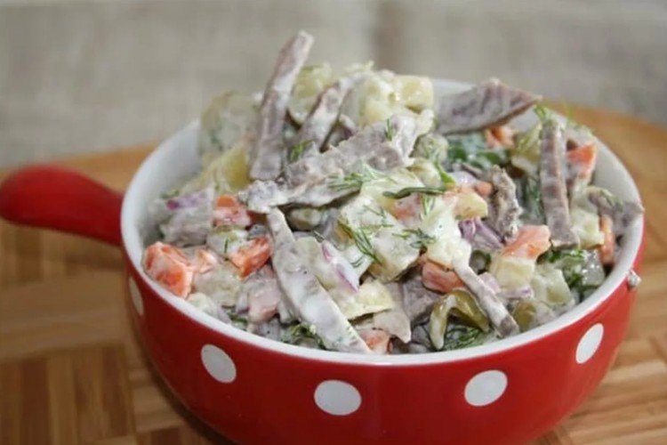 Salat aus Schweineherz mit gekochtem Gemüse und Salzgurken