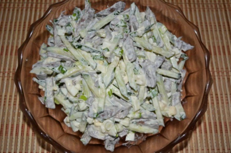 Salat aus Schweineherz, Schmelzkäse, Gurken und Kräutern