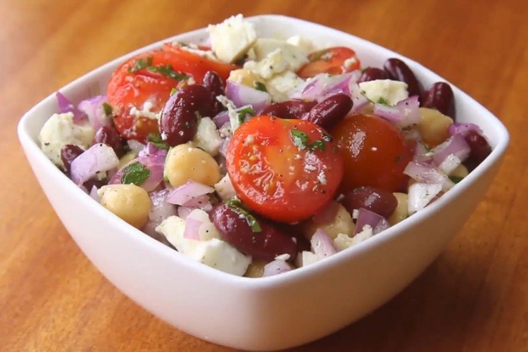 Salat mit Dosenbohnen, Eiern, Tomaten und Schweineherz