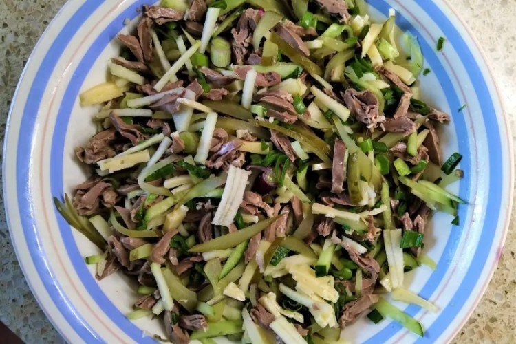 Salat mit Äpfeln, Pflaumen, Salzgurken und Schweineherz