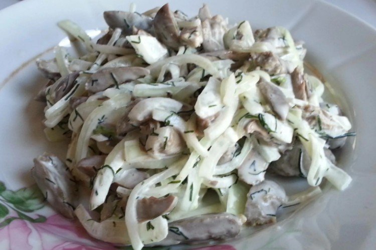 Salat aus Schweineherz, marinierten Zwiebeln und Kräutern