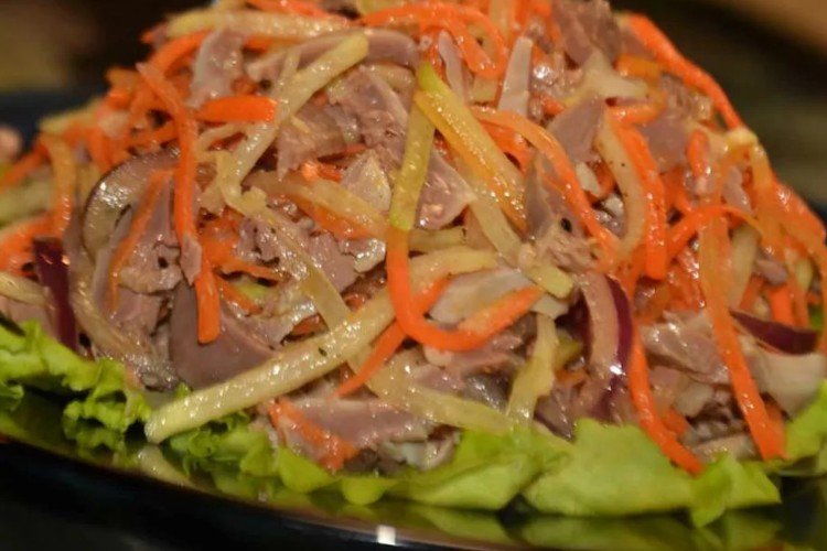 Koreanischer Salat aus Schweineherz, Karotten und Zwiebeln