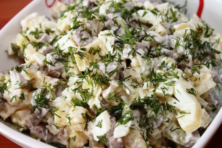 Einfacher Salat aus Schweineherz, Salzgurken und Kartoffeln