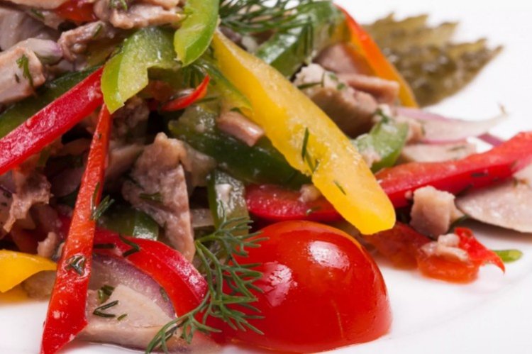 Pikant-würziger Salat mit scharfer Paprika, frischem Gemüse und Schweineherz