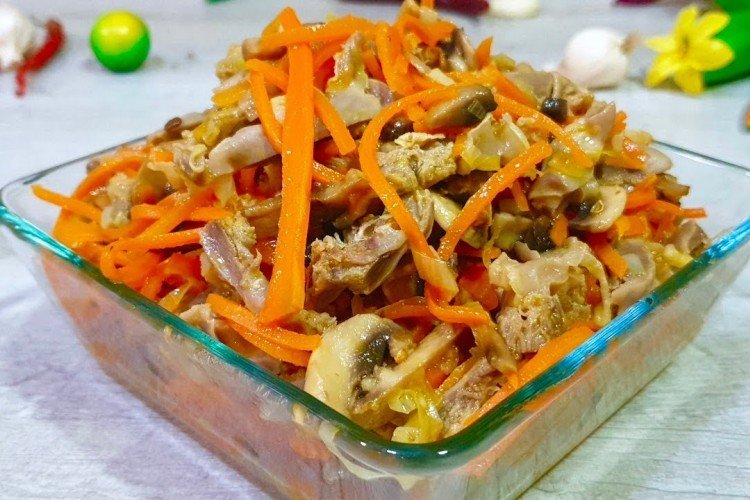 Salat aus Schweineherz, Champignons, Karotten und Zwiebeln