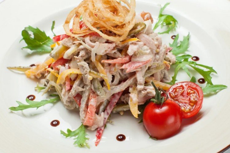 Salat mit Gurken, Tomaten, Sellerie und Schweineherz