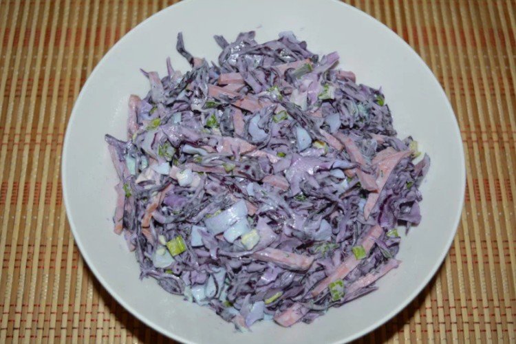 Ensalada de col lombarda con salchicha y queso