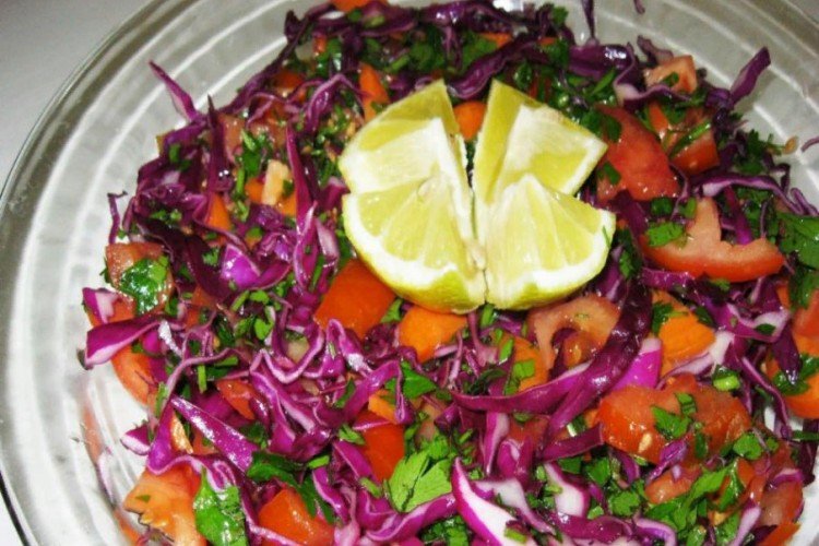 Ensalada con tomates, col lombarda y pimiento morrón
