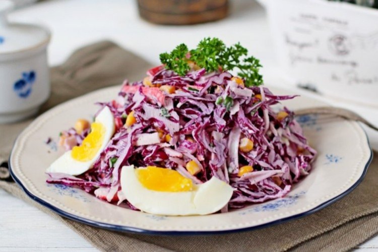 Ensalada con huevos, salchicha, maíz y col lombarda